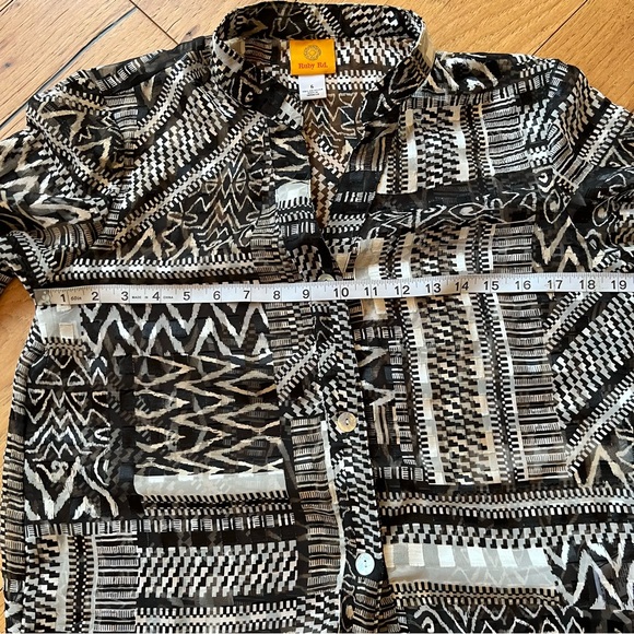 5/30🦄- Black and White Patterned Sheer Blouse - Picture 4 of 8